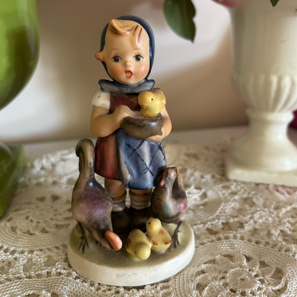 Antique *ULTRA RARE* Hummel “Feeding Time” #199